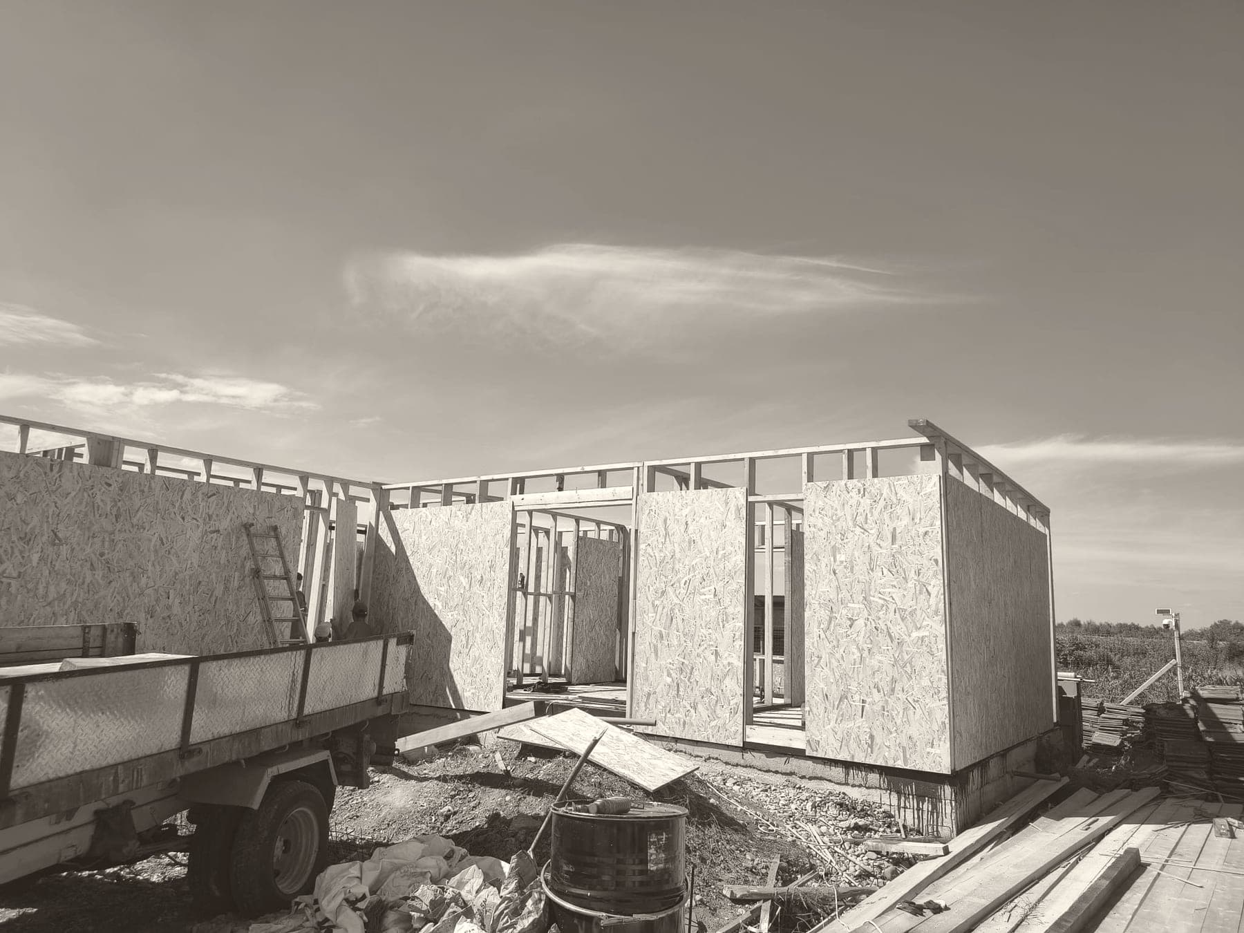 Structura casei închisă cu plăci OSB pe exterior