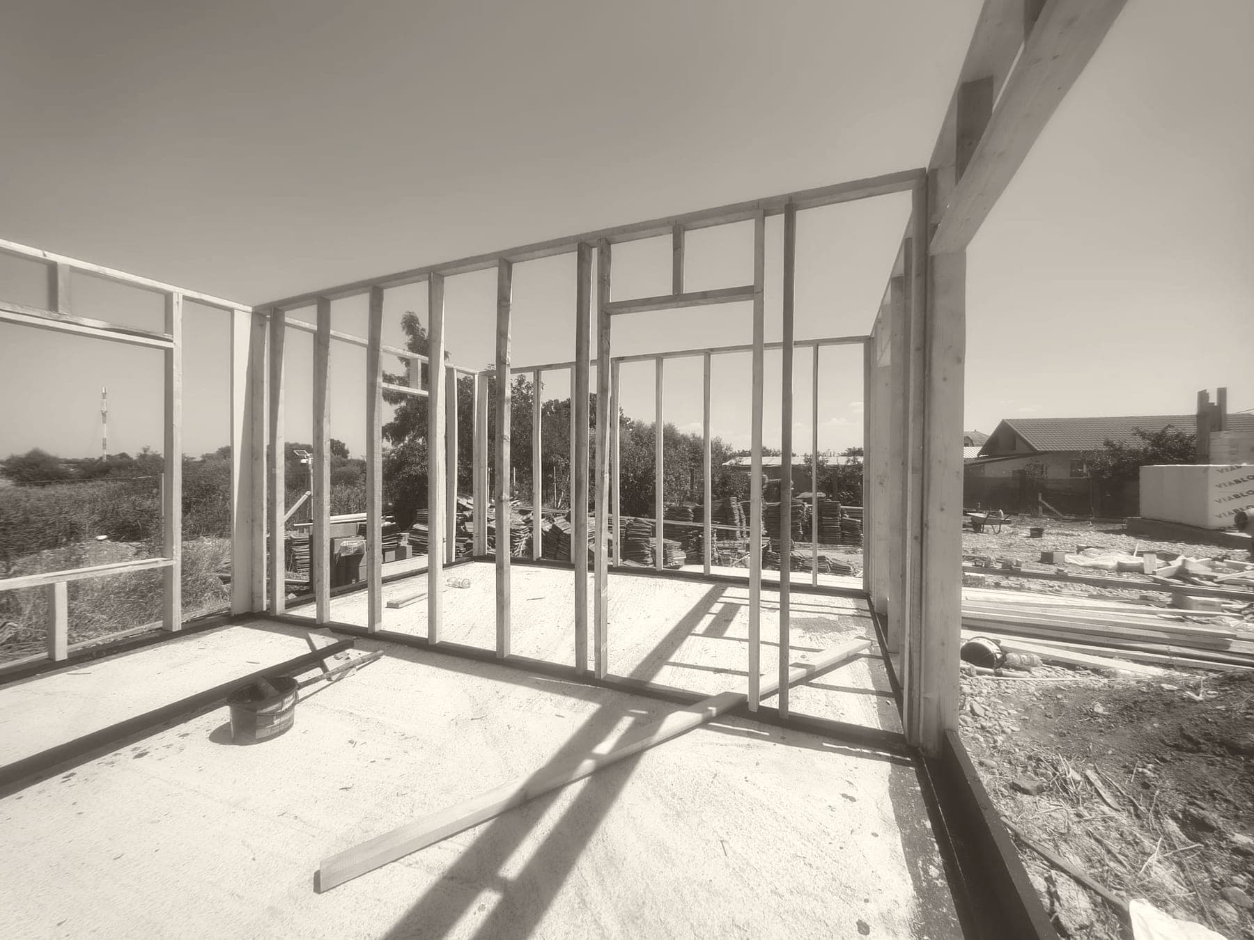 Structura din lemn a unei case, văzută din interior către deschiderile de ferestre
